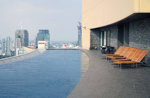 Luxury 1 BR in Sukhumvit 24 with Sky Pool - Near BTS Prompong/Emquatier