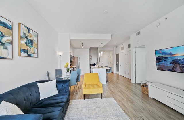 Luxury 1 BR with DEN Downtown Tampa Apt - City Views, Rooftop Pool, Workspace