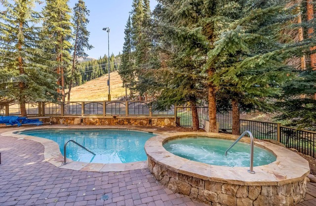 Luxury 1BR Lone Eagle ski-in, ski-out condo w/- hot tub & heated pool!