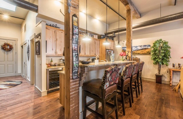 Luxury 2-bed-2 bath Loft- Downtown Ouray- Overlooking Main Street-AC