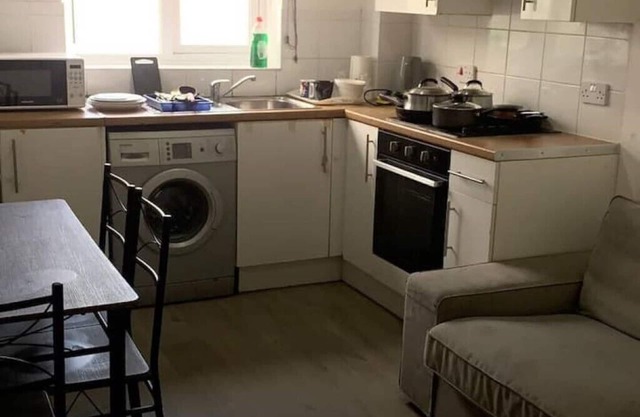 Luxury 2 Bedroom Flat Near Rail Station in London