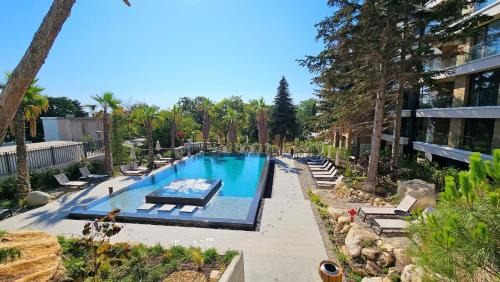 Luxury 2 Room Flat Free Parking, Pool and WiFi