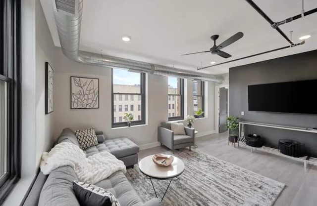 Luxury 2BD-2BA Condo-DT LNK-Walk to UNL, Memorial Stadium, PBA, & Lied-sleeps 6