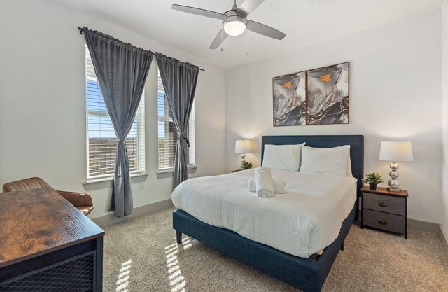 Luxury 2BD/2BA Next to Airport 8834