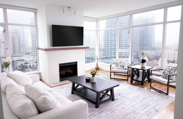 LUXURY 2BD Ocean Facing apartment w/Pool & Gym