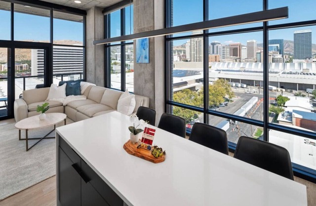 Luxury 2BR 2BA Penthouse-Pool, Gym, Pkg, Views!