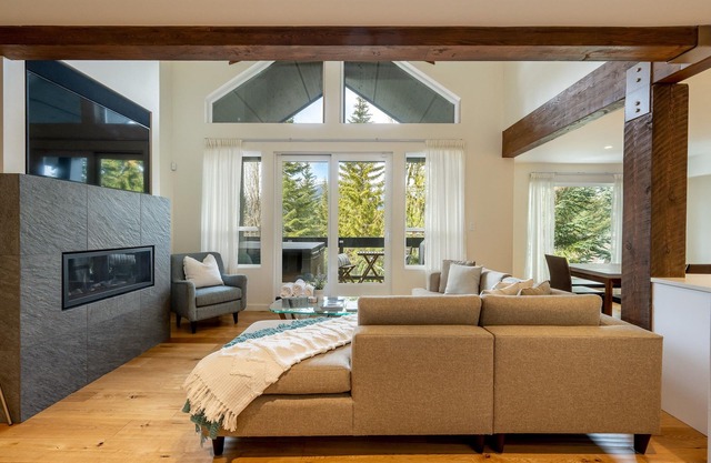 Luxury 3.5BR | SKI IN/OUT Access | Media Room | Hot Tub | Garage | Managed By Aloha Whistler