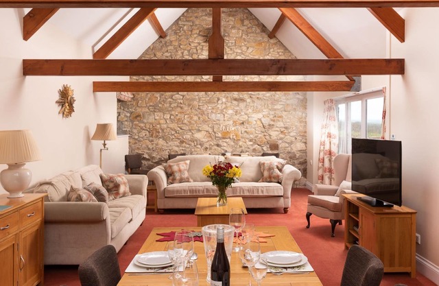 Luxury 3-bedroom cottage with shared indoor heated pool, sauna and gym, plus golf and tennis