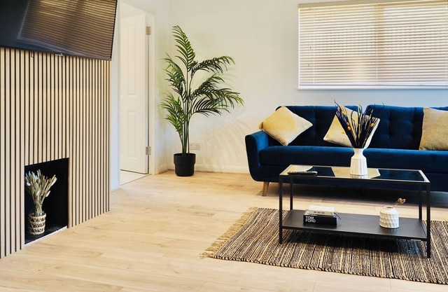 Luxury 3 Bedroom Detached Property with Parking & Netflix near Airport
