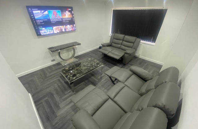 Luxury 3 Bedroom Holiday Home -Jaquzzi Bath -Private Parking-Leeds City Center