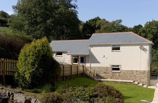 Luxury 3-bedroom pet friendly cottage with indoor heated pool, gym, Jacuzzi, sauna and tennis court