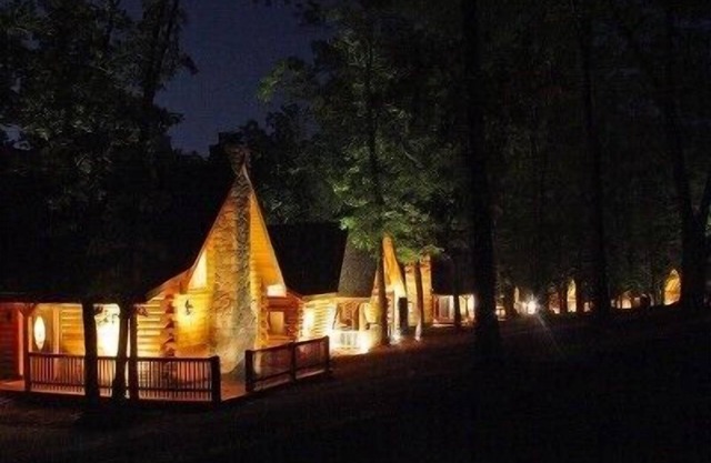 💚 Luxury 3 BR/2BA Real Log Cabin w/Private Hot Tub/Multiple Pools/Fire Pit! 💚