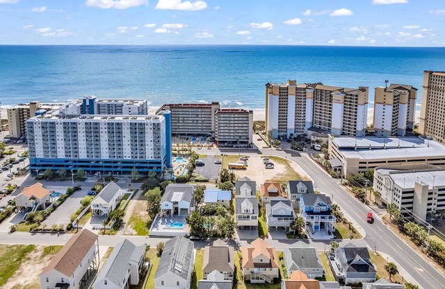 Luxury 3BR/2BA Private Home 2 Blocks from the Beach, Pool & 7 Night Minimum