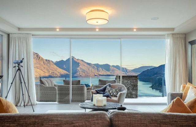 Luxury 3BR Queenstown Retreat with Alpine Views