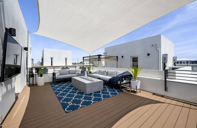 Luxury 4 Bed / 3.5 Bath Townhome near Sports/CHOC/Disneyland/Chapman/Beach