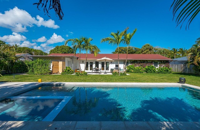 Luxury 4 Bed, 3.5 Bath Designer Pool Home. Pets Welcome!