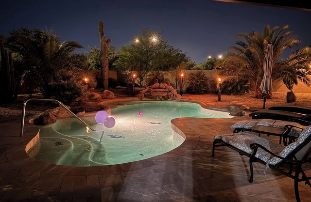 Luxury 4 bed, 4 bath with heated pool, spa outdoor kitchen & putting green