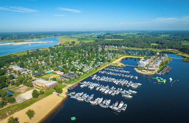 Luxury 4-person bungalow in the holiday park Landal Marina Resort Well