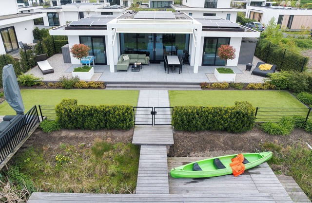 Luxury 4-person villa on the water. Including sun shower, canoe, sup board, beautiful garden and private jetty. Enjoy peace and comfort!