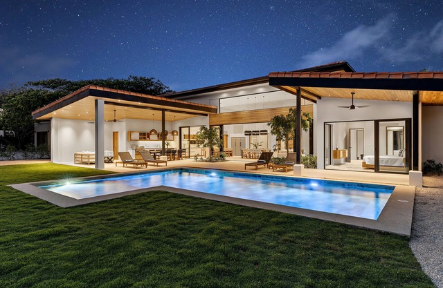 LUXURY 4B HOME WITH DAILY HOUSEKEEPING