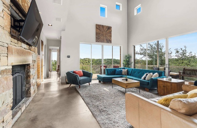 Luxury 4BR Hilltop Retreat Hot Tub & Scenic Views