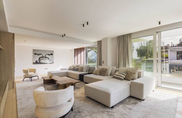 Luxury 5-bedroom apartment downtown with WiFi and parking