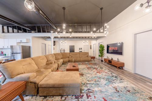 Luxury 5BR Chicago Retreat Perfect for Groups with Pool table & Optional Parking Near McCormick Place and Soldier Field