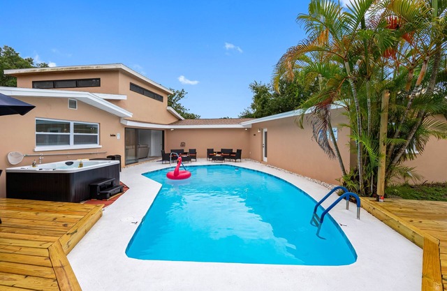 Luxury 5BR Oasis Pool Hot Tub Sleeps 10