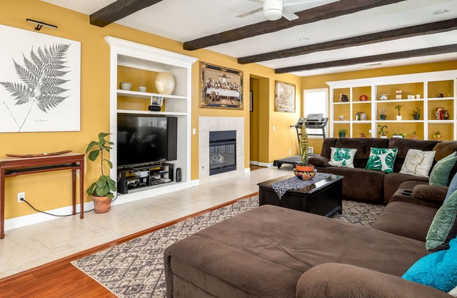 Luxury 6-Bedroom Home w Large 3-Cars Garage & Spacious Yard