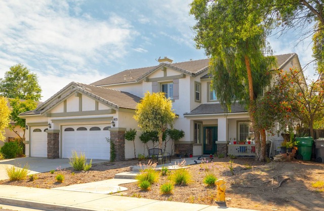 Luxury 6-Bedroom Home w Large 3-Cars Garage & Spacious Yard