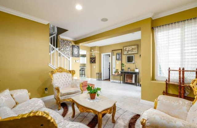 Luxury 6-Bedroom Home w Large 3-Cars Garage & Spacious Yard