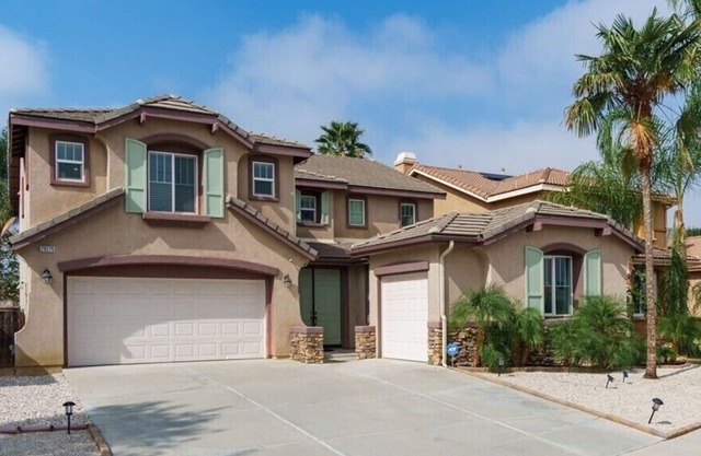 Luxury 6-Bedroom Oasis w 3-Car Garage, Spacious Yard close to Everything
