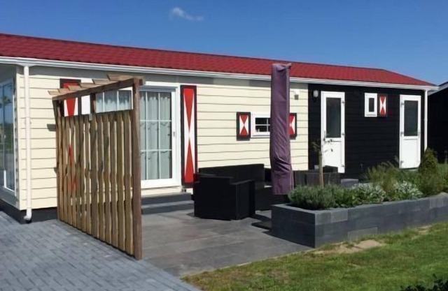 Luxury 6-person chalet on a holiday park in Serooskerke