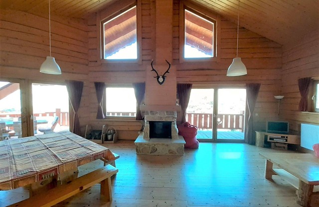 Luxury 6-room chalet for 14 with fireplace, Wi-Fi and private parking