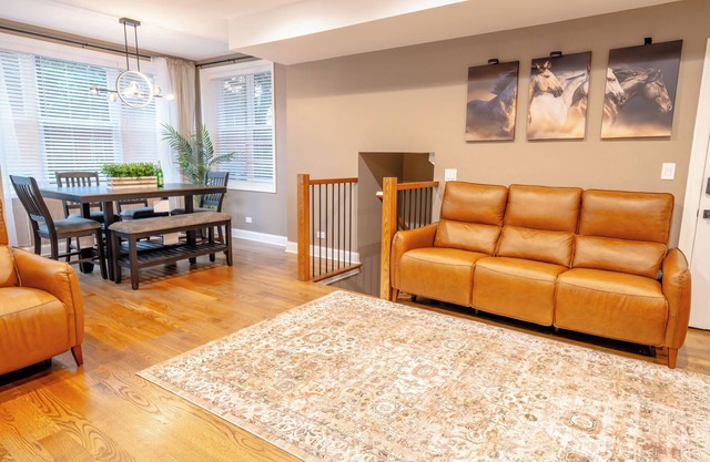 Luxury 6Bedroom, 4.5 Bathroom Home Mins from Downtown and the Lake