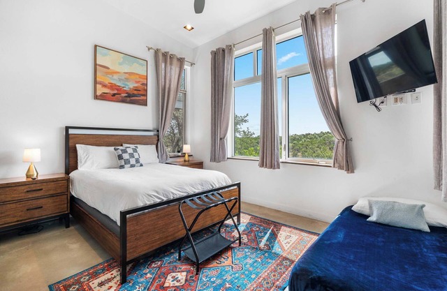 Luxury 7BR Hill Country Gem Hot Tub & Barndominium