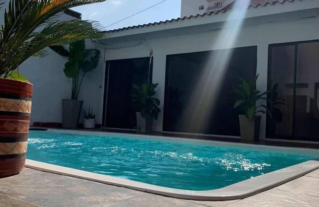 Luxury 8 Bedroom Mansion - Minutes to Walled CIty