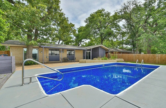 Luxury and Modern Oasis with Heated Pool - 5 min away from the OKC Outlets!