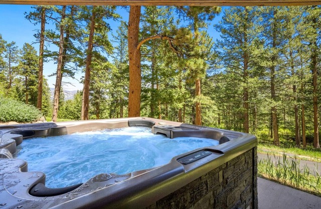 Luxury and Privacy- Hot tub!