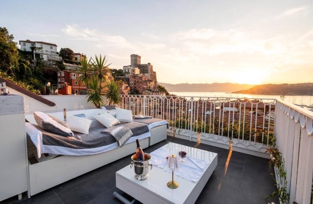 Luxury apartment a stone's throw from the sea with terrace with Jacuzzi.