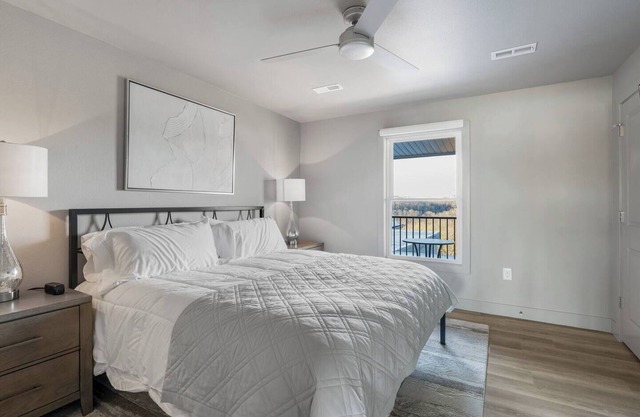Luxury Apartment on the Bagnell Dam Strip (Dam View)
