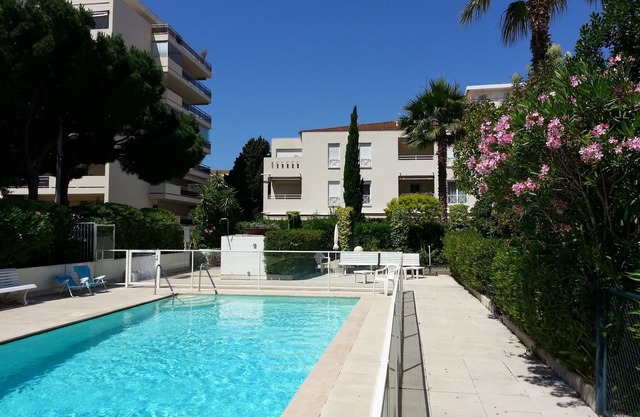 Luxury apartment rental, with large terrace & garden, direct access to the pool