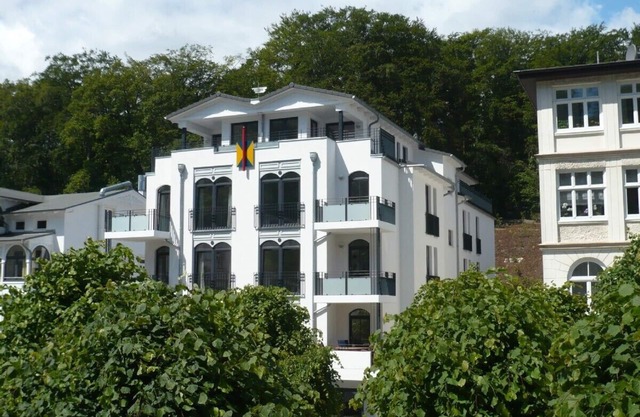 Luxury apartment with 2 bedrooms, large balcony - only 200m to the sea
