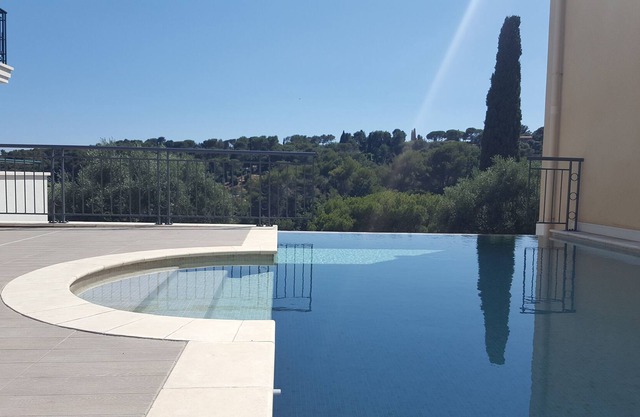 Luxury apartment with sea view in the medieval village of Biot 3 km from the sea