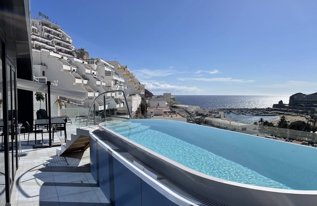 Luxury apartment with terrace, private swimming pool and views