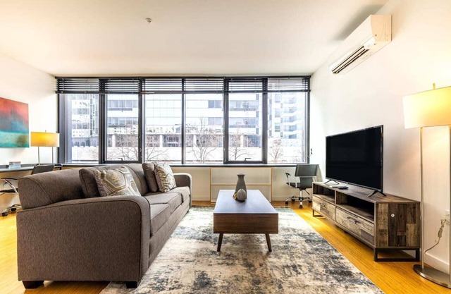 Luxury Apt w/ Resort Style Pool (URB-3130)