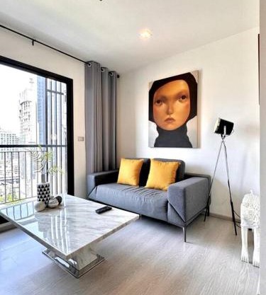 Luxury Art apt Downtown Metro Bangkok-Kitchen-living room