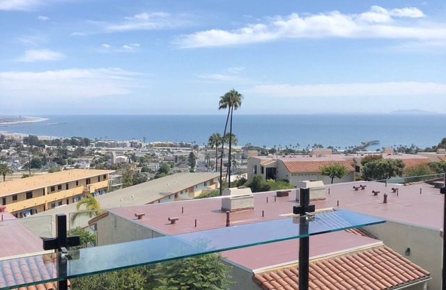 Luxury Beach Condo in Sunny Ventura, Ca monthly rentals only