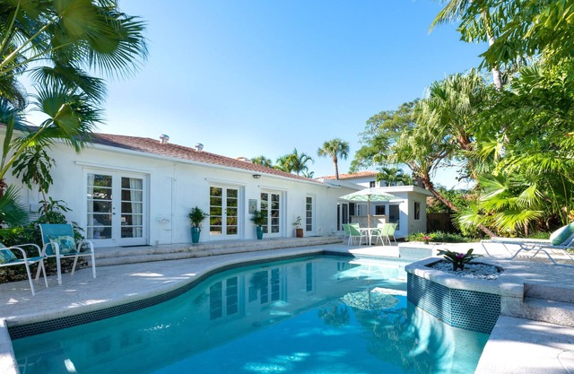 Luxury Bermuda Villa in West Palm Beach Sleeps 12!