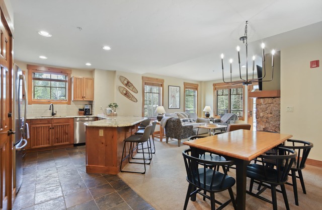 Luxury Breck Condo Ski-In/Gondola-Out Access & Resort Pool View